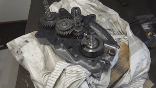 Suzuki K50  Ihopmontering av motor  Del 2 Packning motorhalvor utgående drev [upl. by Bannister708]