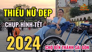 SƯỚNG CON MẮT NGẮM THIẾU NỮ ĐẸP HƠN HOA HẬU MẶC ÁO DÀI CHỤP HÌNH TẾT 2024 TRƯỚC CỔNG CHỢ BẾN THÀNH [upl. by Gemini]