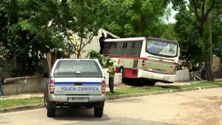 Espectacular accidente ómnibus quedó dentro de una casa [upl. by Kaleb421]