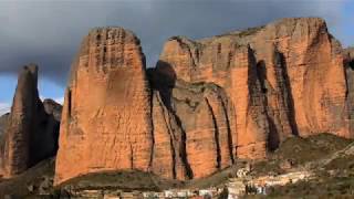 Carlos Suarez Escalada y Salto BASE en Riglos [upl. by Aivatnuhs]