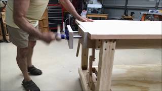 Workbench  Assembly table with a crank lift [upl. by Berri724]