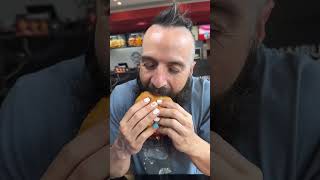 PROBANDO LA HAMBURGUESA DE EMILIANO “DIBU” MARTÍNEZ EN MOSTAZA BUENOS AIRES [upl. by Enialehs]