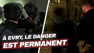 Gendarmerie dEvry  Dans l’enfer des missions à haut risque  Enquête Choc [upl. by Berkley50]