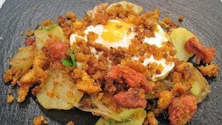 Huevos fritos con chorizo y patatas [upl. by Leontine]