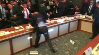 Massale knokpartij in Turks parlement [upl. by Alimac]