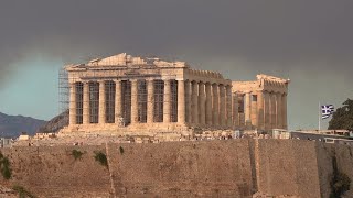 Incendies en Grèce un nuage de fumée recouvre une partie Athènes  AFP Images [upl. by Baalbeer]