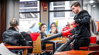 RENDRE FOU LES GENS À LA BIBLIOTHÈQUE [upl. by Ogilvie]