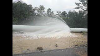 Burst water pipe results in partial flood on Pasir Gudang Highway [upl. by Moht714]