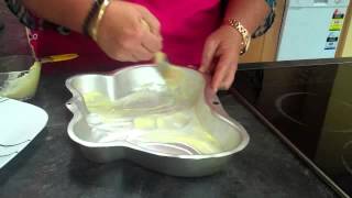 Cake Decorating Central shows you How to use a Wilton Tin Pt 1 [upl. by Cate]