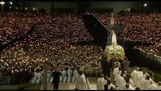 Folla in preghiera per il pellegrinaggio al Santuario di Fatima [upl. by Mcwilliams]