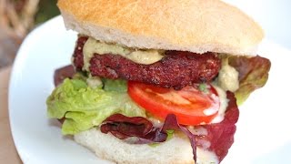 Hamburguesas de cerdo con coleslaw y chips de batatas [upl. by Sucramaj78]