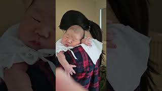 온이 엄마품에서 트림 볼살 아기볼살 아기동영상 애기트림 신생아 트림 생후5일차 newborn burp babyburp 세젤귀 귀요미 귀여워 [upl. by Rivi]