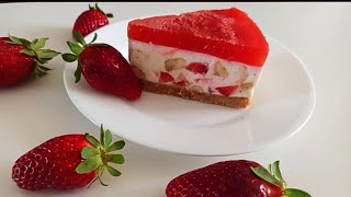 Cheesecake alle fragole con sciroppo di fragole fatto in casa e macedonia di frutta all interno [upl. by Bonilla]