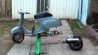 Vespa Motor Ausbau  how to remove a vespa engine [upl. by Eimmak]