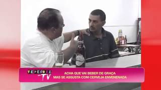 Te Peguei na TV Bêbado assusta clientes com cerveja envenenada no bar [upl. by Bethina534]