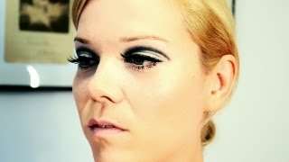 Blondes Iconic Makeup  Twiggy  60s [upl. by Anaeg741]