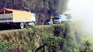 ¡La Carretera MÁS PELIGROSA Del Mundo  Carretera de la Muerte Bolivia [upl. by Airetnohs]