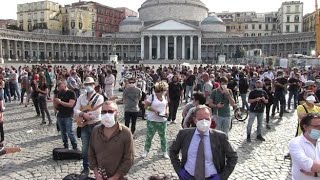 Lavoratori dello spettacolo in piazza a Napoli Rispo «Intervenire subito» [upl. by Nomyar355]