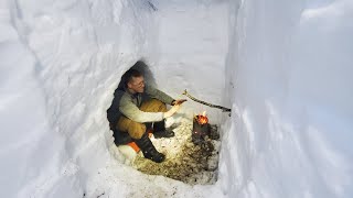 Survival Camping 9ft3m Under Snow  Giant Winter Bushcraft Shelter and Quinzee [upl. by Apollo35]