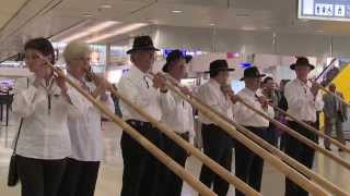 Flash mob au son du cor des alpes à Genève Aéroport [upl. by Naitsirt]