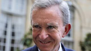 Bernard Arnault  quot200 euros cest le prix dun parfum Cest à la portée de beaucoup de gensquot [upl. by Tallie842]