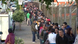 Centenas de pessoas formam fila em busca de emprego em Bauru [upl. by Acyre]