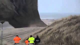 Spectaculaire déminage dune bombe sur une plage aux PaysBas [upl. by Naginarb]