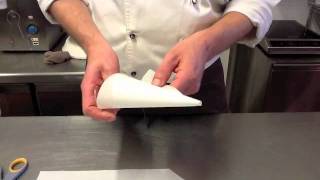 costruire un sac à poche di cartahow to make a parchment paper piping bag [upl. by Alag]