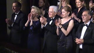 Prima alla Scala Von Der Leyen applaude e urla quotBraviquot Meloni quotTornerò lanno prossimo Vediamoquot [upl. by Refotsirk]