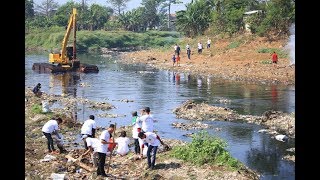 Bersamasama Kerja Bakti Bersihkan Kali Citarum [upl. by Risley]