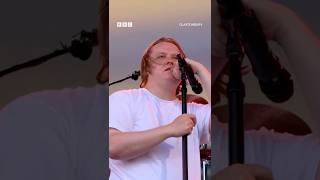 Lewis Capaldi SUFRE ESPASMOS en pleno concierto y la REACCIÓN del público es conmovedora music pop [upl. by Schnur]