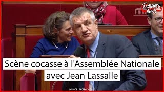 Scène cocasse à lAssemblée Nationale avec Jean Lassalle 😅 [upl. by Ybrik]