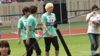 fancam110827 Minho Cling onto Eunhyuk  Idol sports [upl. by Yllime]