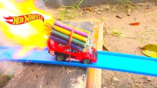 HOT WHEELS CON COHETES 1 EXPERIMENTO FIREWORKS WITH TOY CARS [upl. by Margreta477]