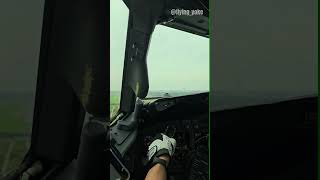 Landing in turbulent conditions aviation boeing landing b737 cockpit shorts [upl. by Damle]