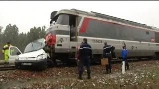 Accident au passage à niveau de BussacForêt à la suite dune collision entre train et voiture [upl. by Ahsenaj140]