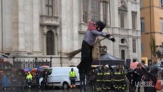 Roma larrivo della befana in piazza Navona [upl. by Notluf]