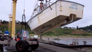 Port Orford OR boat hoist operations [upl. by Assek]