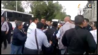 Detención de agente provoca enfrentamiento entre ministeriales y estatales en Avenida Juárez [upl. by Giamo]