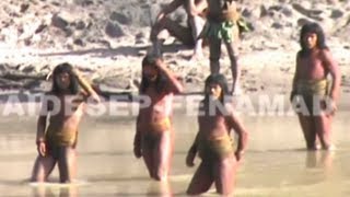 Lost Peruvian tribe make first contact [upl. by Nhor]