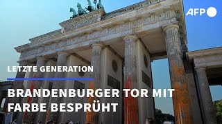 Letzte Generation besprüht Brandenburger Tor mit Farbe  AFP [upl. by Recor865]