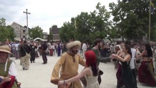 Bal des Médiévales Provins 2013  Bransle des Chevaux Ethnomus et les Danseries des Lys [upl. by Rudolfo]