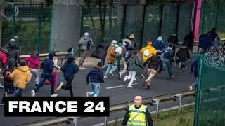 Calais  Ces migrants prêts à tout pour traverser la Manche [upl. by Tedie]