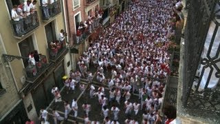 1er lâcher de taureaux de lannée dans les rues de Pampelune [upl. by Olfe]