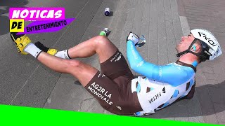 Vuelta 2018  Un hélicoptère provoque la chute de Julien Duval AG2R [upl. by Kelci82]