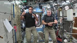 Astronauta en la ISS se enreda con cable invisible [upl. by Joab]